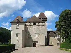 Façade sud sur l'avant-cour.