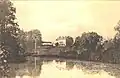 Vue depuis l'Est (rue du Tienne) sur le parc et le château. (1900)