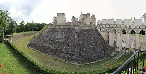 Fortifications en pierres grises et blanches.