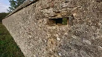 Meurtrière du mur d'enceinte.
