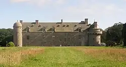 Château de Kergroadès : vue d'ensemble de la façade arrière.