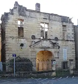 Façade d'un bâtiment ruiné.