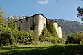 Château de La Forest. En arrière-plan, à gauche, la Dent du Chat.