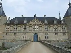 La façade ouest et le pont de pierre.