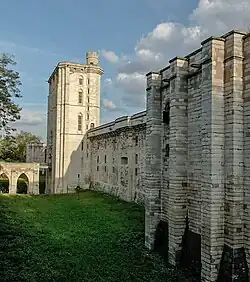 Le mur nord et l'entrée principale du château.