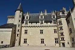 Photographie permettant de comparer les deux tours d'escalier, une étant médiévale (vers 1450) et l'autre renaissance (vers 1515-1530).