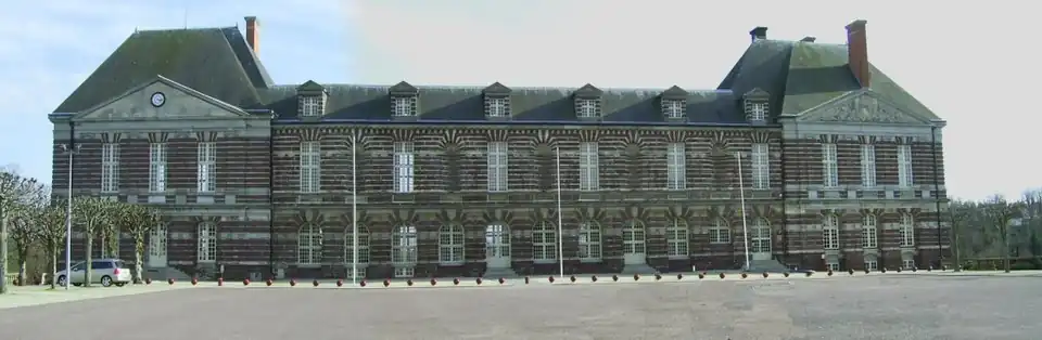 Château de Torigni-sur-Vire (dont ne subsiste que l'aile sud du château du XVIe&nbsp;siècle, restaurée après les bombardements du 12 juin 1944).