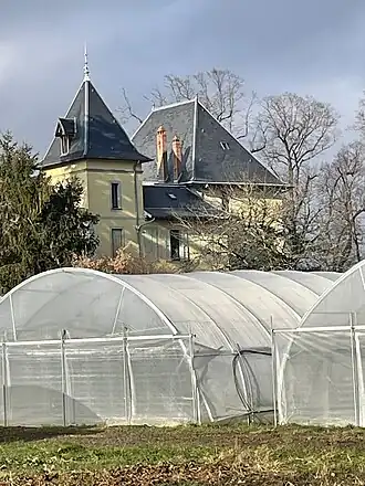 Chateau du Donjon avec la ferme au premier plan