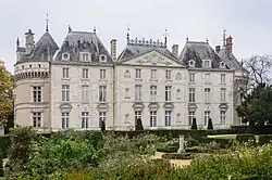 Photographie présentant la façade est, de style néoclassique.