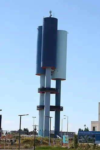 Le château d'eau à triple réservoir, élément emblématique de la ville nouvelle.