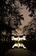 De nuit.
