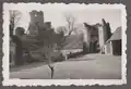 Basse-cour : vue sur le donjon, la tour-porte ouest et la maison (à gauche).