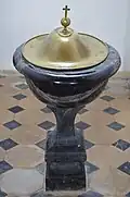 Les fonts baptismaux.