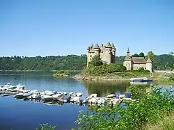 Lac de Bort-les-Orgues et château de Val.