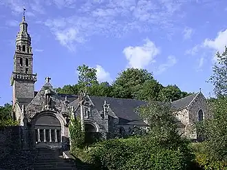 Chapelle Notre-Dame et son arc de triomphe.