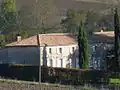 Ancienne demeure au pied du bourg.