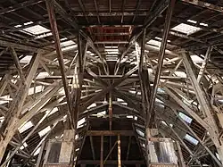 La charpente du hangar à bateau no&nbsp;3 à Chatham Dockyard. Octobre 2018.