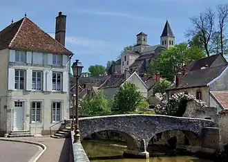 Pont du Perthuis-au-Loup avec l’église Saint-Vorles en arrière-plan.