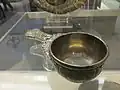 Bol en argent muni d'un manche amovible décoré (760 g)