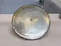 Plat avec une swastika estampée (1920 g)