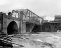 La troisième version en construction, un pont à treillis en acier (1892).