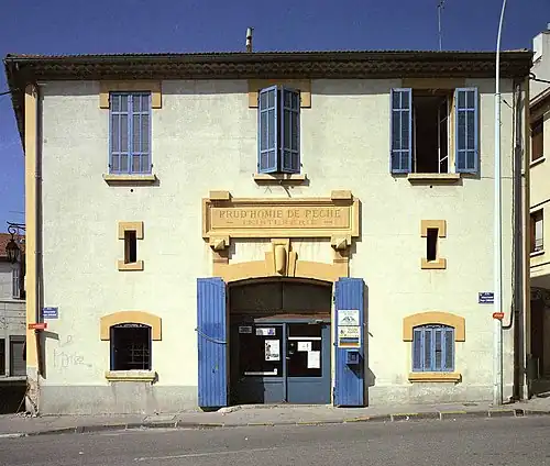 Un batiment de 2 étages, vu de la rue.