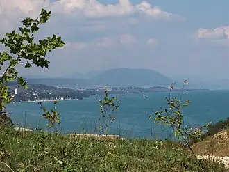 Vue du lac de Neuchâtel avec Chaumont en arrière-plan.