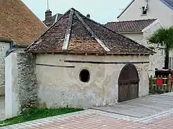 Ossuaire à Chaumontel, Val-d'Oise, France.