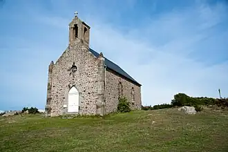 La chapelle est entourée d’herbages.