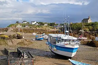 Vue de la principale zone d'échouage à l'est de la Grande Île avec, en arrière-plan, la cale, l'hôtel et la chapelle Notre-Dame-des-Victoires.