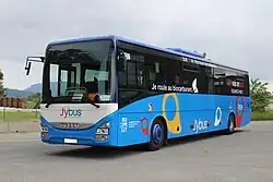 Photographie en couleurs d’un autocar bleu, blanc et noir à Chavanod.