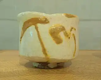 Coupe à thé (chawan) blanche à décor au pinceau, terre cuite glaçurée. XXe&nbsp;siècle.