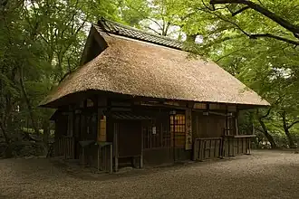 Au sein du parc se trouve un chaya ou maison de thé japonaise traditionnelle proposant thé et wagashi.