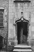 Porte du château avec les armes de l'abbaye