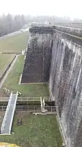 Contreforts depuis le haut du barrage