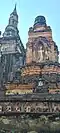 Chedi principal et frise en stuc de la procession des disciples de Bouddha