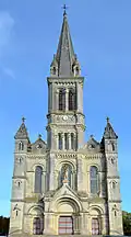Clocher et portail de l'église.