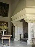 La cheminée de la grande salle (XIVe&nbsp;siècle) déplacée au XXe&nbsp;siècle dans le grand hall du château.