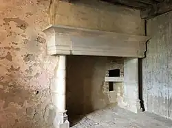 Cheminée du donjon après restauration.