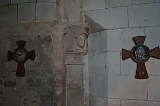 et un pilier.