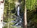 Vue de la cascade depuis le sentier en aval.