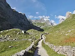 Le chemin des muletiers sur les hauteurs de Pralognan, ancienne «&nbsp;route du sel ».