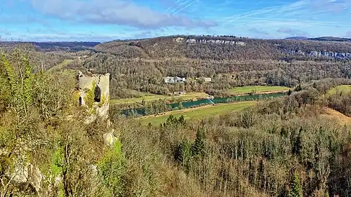 Les ruines du château de Charencey au dessus de la vallée de la Loue.