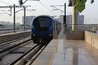 Rame du métro de Madras à l'approche de la station Koyambedu.