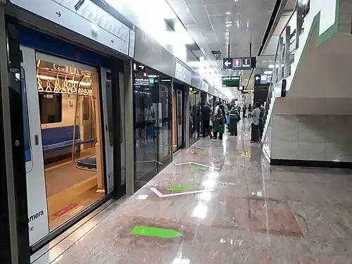 Station avec portes palières sur la ligne verte.