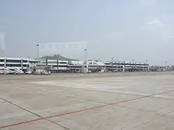 Les bâtiments vue depuis la piste.