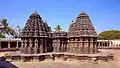 La plateforme autour du temple sert de passage de circumambulation.