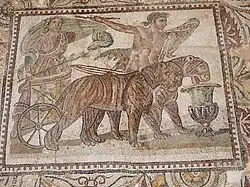 Motif central, char tiré par deux léopards de Barbarie.