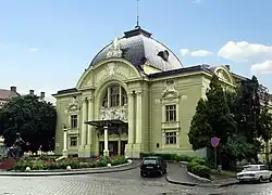 Le théâtre Olha Kobylianska de Tchenivtsi, classé.