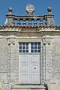 Porte et cadran solaire.